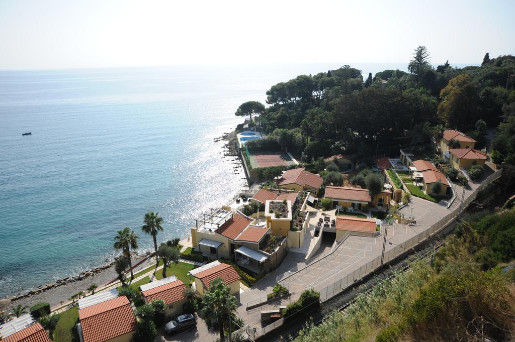 Residence Baia La Ruota Бордігера Екстер'єр фото